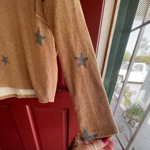 Boutique purchase, mustard yellow long sleeve top with stars Never worn - Picture 3 of 5